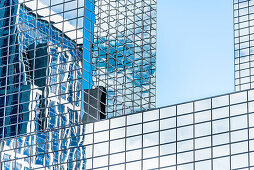 Die Glasfassade eines der vielen modernen Bürohochhäuser in der Innenstadt, Rotterdam, Provinz Südholland, Niederlande