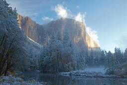 Wintereinbruch , Merced River und El Capitan , Yosemite Valley , Yosemite National Park , Sierra Nevada , Kalifornien , U.S.A. , Amerika