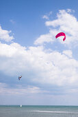 Kitesurfer in der Luft,  Villeneuve-Lès-Maguelones,  Mittelmeer,  bei Montpellier,  Hérault,  Languedoc-Roussillon,  Frankreich