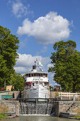 Historisches Dampfschiff Juno in der Schleuse auf dem Göta-Kanal, Berg, bei Linköping, Östergötland, Südschweden, Schweden, Skandinavien, Nordeuropa, Europa