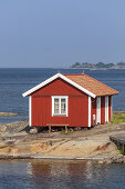 Einsames Sommerhaus am Meer auf der Insel Möja im Stockholmer Schärengarten, Stockholms skärgård, Uppland, Stockholms län, Südschweden, Schweden, Skandinavien, Nordeuropa, Europa