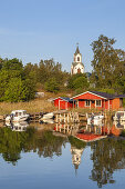 Hafen mit Kirche in Berg auf der Insel Möja im Stockholmer Schärengarten, Stockholms skärgård, Uppland, Stockholms län, Südschweden, Schweden, Skandinavien, Nordeuropa, Europa