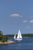 Segelboot in den Schären vor Insel Möja, Stockholmer Schärengarten, Stockholms skärgård, Uppland, Stockholms län, Südschweden, Schweden, Skandinavien, Nordeuropa, Europa