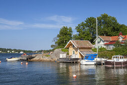 Häuser am Meer in Vaxholm am Stockholmer Schärengarten, Stockholms skärgård, Uppland, Stockholms län, Südschweden, Schweden, Skandinavien, Nordeuropa, Europa