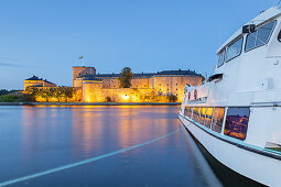 Ferry in front of the fortress Kastell in Vaxholm, Stockholm archipelago, Uppland, Stockholms land, South Sweden, Sweden, Scandinavia, Northern Europe