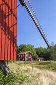 Rote Bockwindmühle auf der Insel Lidö, Nördlicher Schärengarten vor Stockholm, Stockholms län, Uppland, Skandinavien, Südschweden, Schweden, Nordeuropa, Europa