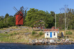Rote Bockwindmühle auf der Insel Lidö, Nördlicher Schärengarten vor Stockholm, Stockholms skärgård, Stockholms län, Uppland, Südschweden, Schweden, Skandinavien, Nordeuropa, Europa