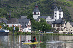 Canoeists on the Mosel in front of the old town of Treis-Karden, Eifel, Rheinland-Palatinate, Germany, Europe