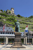 Blücherdenkmal zum Rheinübergang unterhalb die Burg Gutenfels, Kaub, Oberes Mittelrheintal, Rheinland-Pfalz, Deutschland, Europa