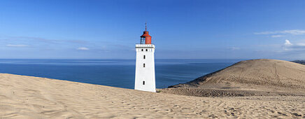 Leuchtturm Rubjerg Knude Fyr in den Dünen von Rubjerg Knude zwischen Lønstrup und Løkken, Nordjylland, Jylland, Dänemark, Nordeuropa, Europa