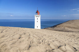 Leuchtturm Rubjerg Knude Fyr in den Dünen von Rubjerg Knude zwischen Lønstrup und Løkken, Nordjylland, Jylland, Dänemark, Nordeuropa, Europa