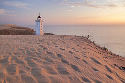 Leuchtturm Rubjerg Knude Fyr in den Dünen von Rubjerg Knude zwischen Lønstrup und Løkken, Nordjylland, Jylland, Dänemark, Nordeuropa, Europa