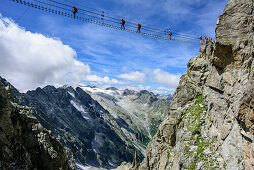 Mehrere Personen begehen große Hängebrücke am Klettersteig Sentiero dei Fiori, Sentiero dei Fiori, Adamello-Presanella-Gruppe, Trentino, Italien