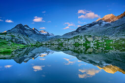 Bergsee mit Lobbia Alta und Corno di Bedola, Rifugio Madron, Adamello-Presanella-Gruppe, Trentino, Italien