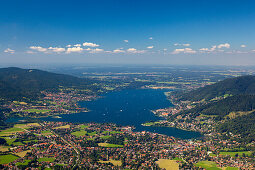 Paragliding mit Gleitschirmfliegern, Blick vom Wallberg auf Rottach-Egern am Tegernsee, Mangfallgebirge, Bayern, Deutschland