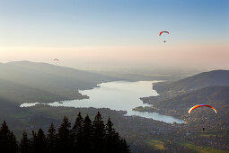 Paragliding mit Gleitschirmfliegern, Blick vom Wallberg auf Rottach-Egern am Tegernsee, Mangfallgebirge, Bayern, Deutschland