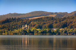 Blick über den Laacher See zum Kloster Maria Laach, Eifel, Rheinland-Pfalz, Deutschland