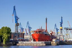 Blick von St.-Pauli-Landungsbrücken auf Hamburger Hafen mit Dock Blohm + Voss Elbe 17, Hansestadt Hamburg, Norddeutschland, Deutschland, Europa