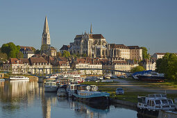 Blick über die Yonne auf die Abtei Saint-Germain in Auxerre , Dept. Yonne , Region Burgund , Frankreich , Europa