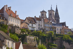 Blick auf Semur-en-Auxois mit Kirche Notre-Dame , Dept. Côte-d'Or , Region Burgund , Frankreich , Europa