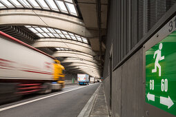 A1, Lärmschutzüberdachung, Fluchtweg, Symbol, Köln-Löwenich, Glasdachtunnel, Deutsche Autobahn, Verkehr, Verkehrsnetz, Transit, LKW, Maut, Deutschland