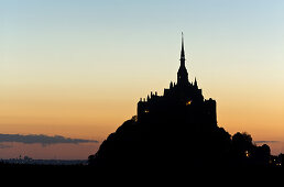 Silhouette des Mont-Saint-Michel in der Morgendämmerung, Bretagne, Frankreich