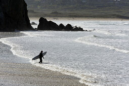 Surfers, Anse de Dinan, Bretagne, France
