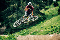 Bikepark Brandnertal, Brandnertal Valley, Mountainbiker, Downhill, Jump, Mountainbike, woods, gras, Vorarlberg, Austria, Mountains, Alps