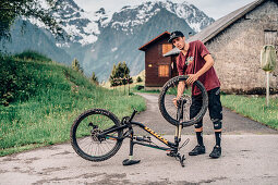 Portrait junger Mountainbiker, Mountainbike, Hütte, Brandnertal, Vorarlberg, Österreich