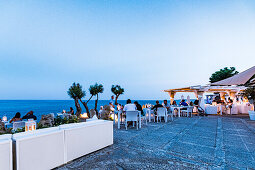 Loungebereich und Essen am Meer im Port Verd del Mar in Son Servera, Mallorca, Balearen, Spanien