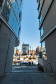 Blick durch moderne Architektur auf den Sandtorkai in der Hafencity von Hamburg, Norddeutschland, Deutschland