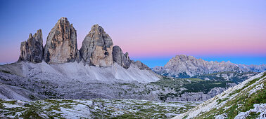 Panorama mit Drei Zinnen und Monte Cristallo in der blauen Stunde, von der Drei Zinnen-Hütte, Sextener Dolomiten, Dolomiten, UNESCO Weltnaturerbe Dolomiten, Südtirol, Italien