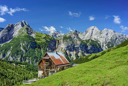 Plumsjochhütte mit Karwendel im Hintergrund, Plumsjoch, Mondscheinspitze, Naturpark Karwendel, Karwendel, Tirol, Österreich