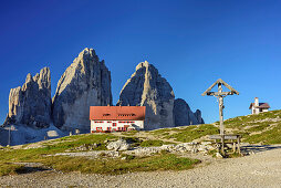 Holzkreuz vor Drei-Zinnen-Hütte und Drei Zinnen, Drei Zinnen-Hütte, Sextener Dolomiten, Dolomiten, UNESCO Weltnaturerbe Dolomiten, Südtirol, Italien