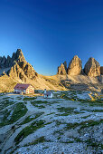 Drei-Zinnen-Hütte vor Paternkofel und Drei Zinnen, Drei Zinnen-Hütte, Sextener Dolomiten, Dolomiten, UNESCO Weltnaturerbe Dolomiten, Südtirol, Italien