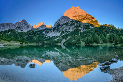Drachenkopf, Wampeterschrofen und Ehrwalder Sonnenspitze spiegeln sich im Seebensee, Seebensee, Mieminger Berge, Tirol, Österreich