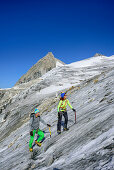 Mann und Frau steigen über Kuchelmoosferner auf, Kuchelmooskopf im Hintergrund, Zillergrund, Reichenspitzgruppe, Zillertaler Alpen, Tirol, Österreich