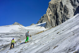 Mann und Frau steigen über Kuchelmoosferner auf, Zillergrund, Reichenspitzgruppe, Zillertaler Alpen, Tirol, Österreich