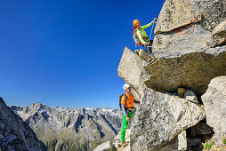 Mann und Frau klettern auf Klettersteig auf Richterspitze, Richterspitze, Reichenspitzgruppe, Zillertaler Alpen, Tirol, Österreich