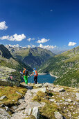 Mann und Frau beim Wandern, Stausee Zillergrund im Hintergrund, Plauener Hütte, Reichenspitzgruppe, Zillertaler Alpen, Tirol, Österreich