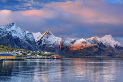 Bay with boats and houses of Hamnoy, snow-covered mountains in background, Hamnoy, Lofoten, Norland, Norway