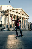 Skateboarder vor dem Residenztheater München, Bayern, Deutschland