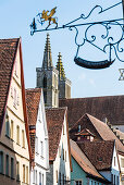 The Klingengasse with the parish church of Saint Jakob in the background, Rothenburg ob der Tauber, Bavaria, Germany