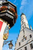 Oriel of the Jagstheimerhaus house on the town hall square with town hall, Rothenburg ob der Tauber, Bavaria, Germany