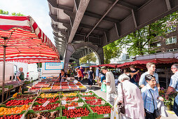 Der längste Wochenmarkt Hamburgs in der Isestraße unter der Hochbahn, Hamburg, Deutschland