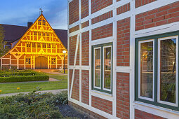 Rathaus im Fachwerkstil von Jork, Altes Land, Niedersachsen, Norddeutschland, Deutschland, Europa