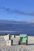 Strandkörbe am Strand von Vitte, Insel Hiddensee, Ostseeküste, Mecklenburg-Vorpommern,  Norddeutschland, Deutschland, Europa