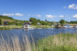 Blick von Baabe Bollwerk auf das Fährhaus in Moritzdorf, Ostseebad Baabe, Mönchgut, Insel Rügen, Ostseeküste, Vorpommern, Mecklenburg-Vorpommern, Norddeutschland, Deutschland, Europa