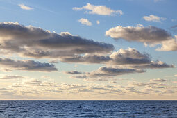 Ausblick, Aussicht, deutsch, Gelassenheit, Gewaesser, Himmel, Horizont, Kueste, maritim, Meer, Meerblick, Morgen, Morgenlicht, morgens, niemand, norddeutsch, Ostsee, Ostseeinsel, Ruhe, ruhig, Sommer, still, Stille, Ufer, Wasser, Weite, Welle, Wellen, Wolk