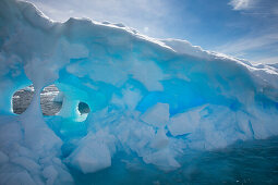 Blauer Eisberg mit Löchern, Cierva Cove, Grahamland, Antarktische Halbinsel, Antarktis